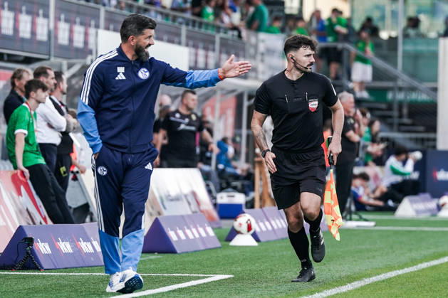 Fussball: Österreich: Testspiel 2025 2026 - 03.10.2026 - SC Austria Lustenau vs. FC Schalke 04 - SUN MINIMEAL Arena (Lustenau, Österreich); Trainer Miron Muslic (Schalke 04), Linienrichter Nicolas Brunner Copyright: xLUKAxKOLANOVICx