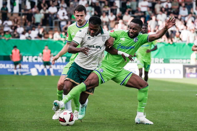 Fussball: Österreich: Testspiel 2025 2026 - 03.10.2026 - SC Austria Lustenau vs. FC Schalke 04 - SUN MINIMEAL Arena (Lustenau, Österreich); Moussa Sylla (Schalke 04), Lord Afrifa (Austria Lustenau), Ron Schallenberg (Schalke 04) Copyright: xLUKAxKOLANOVICx