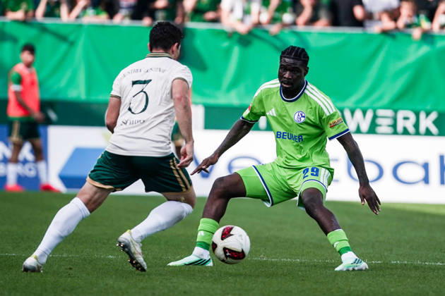 Fussball: Österreich: Testspiel 2025 2026 - 03.10.2026 - SC Austria Lustenau vs. FC Schalke 04 - SUN MINIMEAL Arena (Lustenau, Österreich); Danilo Soares (Austria Lustenau), Junior Dina Ebimbe (Schalke 04) Copyright: xLUKAxKOLANOVICx