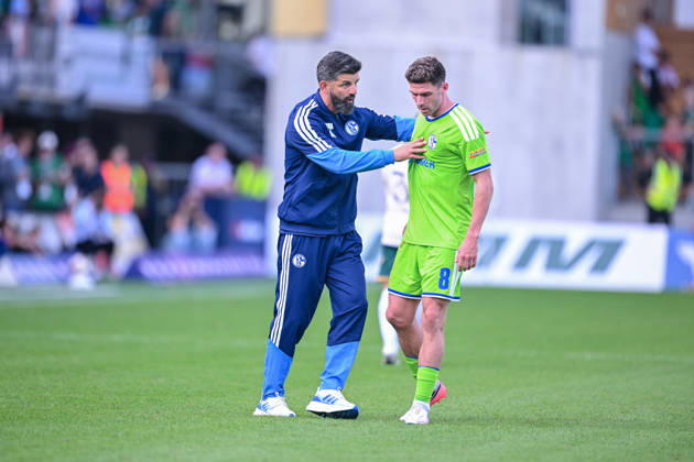 03.10.2026, Fussball, Saison 2026 2027, Testspiel, SC Austria Lustenau - FC Schalke 04, Trainer Miron Muslic (FC Schalke 04), Robin Gosens (FC Schalke 04) xRHR-FOTO YYx Copyright: KROEGER RHR-FOTOx RHR-FOTO YY