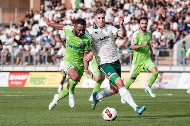 Fussball: Österreich: Testspiel 2025 2026 - 03.10.2026 - SC Austria Lustenau vs. FC Schalke 04 - SUN MINIMEAL Arena (Lustenau, Österreich); Moussa Sylla (Schalke 04), Niklas Pertlwieser (Austria Lustenau) Copyright: xLUKAxKOLANOVICx