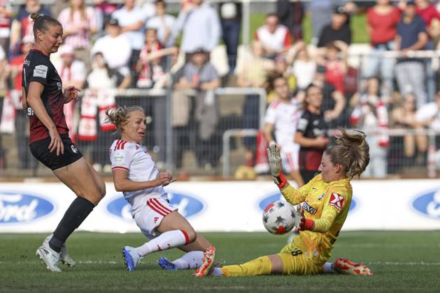 Julia Stierli (SC Freiburg), Pauline Bremer (1. FC Koeln) und Torfrau Anna Reimann (SC Freiburg) im Zweikampf waehrend des Spiels der Frauen Bundesliga zwischen 1.FC Koeln und SC Freiburg, Franz-Kremer-Stadion am 03. October 2026 in Koeln, Deutschland. (Foto von Oliver Kaelke DeFodi Images) +++ Julia Stierli (SC Freiburg), Pauline Bremer (1. FC Koeln) und Torfrau Anna Reimann (SC Freiburg) battle for the ball during the Bundesliga match between 1.FC Koeln and SC Freiburg at Franz-Kremer-Stadion on October 3, 2026 in Cologne, Germany. (Photo by Oliver Kaelke DeFodi Images) DFB DFL REGULATIONS PROHIBIT ANY USE OF PHOTOGRAPHS AS IMAGE SEQUENCES AND OR QUASI-VIDEO. (Photo by Oliver Kaelke DeFodi Images) -