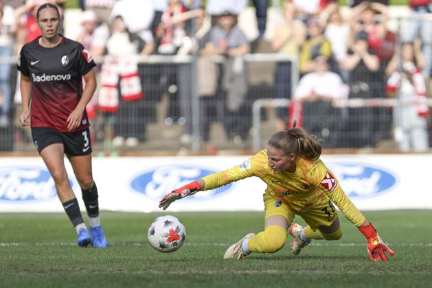 Torfrau Anna Reimann (SC Freiburg) in Aktion, am Ball, Einzelaktion waehrend des Spiels der Frauen Bundesliga zwischen 1.FC Koeln und SC Freiburg, Franz-Kremer-Stadion am 03. October 2026 in Koeln, Deutschland. (Foto von Oliver Kaelke DeFodi Images) +++ Torfrau Anna Reimann (SC Freiburg) controls the ball during the Bundesliga match between 1.FC Koeln and SC Freiburg at Franz-Kremer-Stadion on October 3, 2026 in Cologne, Germany. (Photo by Oliver Kaelke DeFodi Images) DFB DFL REGULATIONS PROHIBIT ANY USE OF PHOTOGRAPHS AS IMAGE SEQUENCES AND OR QUASI-VIDEO. (Photo by Oliver Kaelke DeFodi Images) -