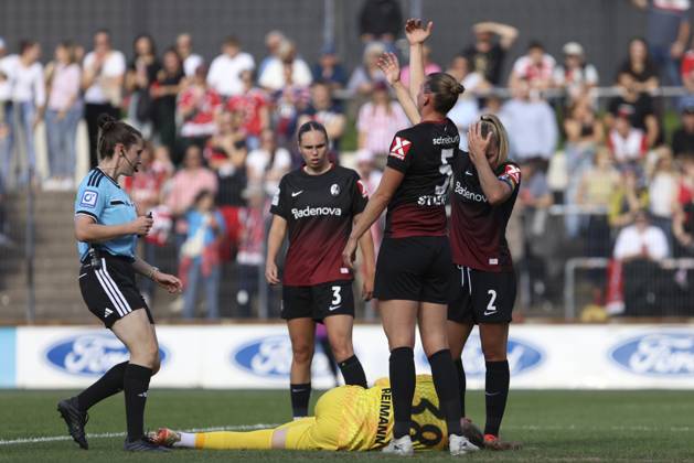 Torfrau Anna Reimann (SC Freiburg) liegt verletzt am Boden waehrend des Spiels der Frauen Bundesliga zwischen 1.FC Koeln und SC Freiburg, Franz-Kremer-Stadion am 03. October 2026 in Koeln, Deutschland. (Foto von Oliver Kaelke DeFodi Images) +++ Torfrau Anna Reimann (SC Freiburg) injured on the ground during the Bundesliga match between 1.FC Koeln and SC Freiburg at Franz-Kremer-Stadion on October 3, 2026 in Cologne, Germany. (Photo by Oliver Kaelke DeFodi Images) DFB DFL REGULATIONS PROHIBIT ANY USE OF PHOTOGRAPHS AS IMAGE SEQUENCES AND OR QUASI-VIDEO. (Photo by Oliver Kaelke DeFodi Images) -