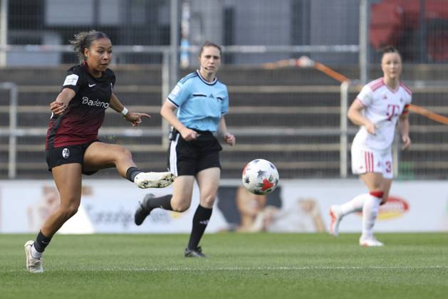 Amira Arfaoui (SC Freiburg) in Aktion, am Ball, Einzelaktion waehrend des Spiels der Frauen Bundesliga zwischen 1.FC Koeln und SC Freiburg, Franz-Kremer-Stadion am 03. October 2026 in Koeln, Deutschland. (Foto von Oliver Kaelke DeFodi Images) +++ Amira Arfaoui (SC Freiburg) controls the ball during the Bundesliga match between 1.FC Koeln and SC Freiburg at Franz-Kremer-Stadion on October 3, 2026 in Cologne, Germany. (Photo by Oliver Kaelke DeFodi Images) DFB DFL REGULATIONS PROHIBIT ANY USE OF PHOTOGRAPHS AS IMAGE SEQUENCES AND OR QUASI-VIDEO. (Photo by Oliver Kaelke DeFodi Images) -