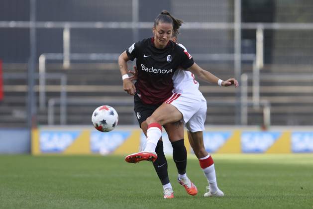 Selina Vobian (SC Freiburg) und Laura Feiersinger (1. FC Koeln) im Zweikampf waehrend des Spiels der Frauen Bundesliga zwischen 1.FC Koeln und SC Freiburg, Franz-Kremer-Stadion am 03. October 2026 in Koeln, Deutschland. (Foto von Oliver Kaelke DeFodi Images) +++ Selina Vobian (SC Freiburg) und Laura Feiersinger (1. FC Koeln) battle for the ball during the Bundesliga match between 1.FC Koeln and SC Freiburg at Franz-Kremer-Stadion on October 3, 2026 in Cologne, Germany. (Photo by Oliver Kaelke DeFodi Images) DFB DFL REGULATIONS PROHIBIT ANY USE OF PHOTOGRAPHS AS IMAGE SEQUENCES AND OR QUASI-VIDEO. (Photo by Oliver Kaelke DeFodi Images) -