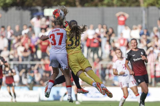 Beke Sterner (1. FC Koeln) und Torfrau Anna Reimann (SC Freiburg) im Zweikampf waehrend des Spiels der Frauen Bundesliga zwischen 1.FC Koeln und SC Freiburg, Franz-Kremer-Stadion am 03. October 2026 in Koeln, Deutschland. (Foto von Oliver Kaelke DeFodi Images) +++ Beke Sterner (1. FC Koeln) und Torfrau Anna Reimann (SC Freiburg) battle for the ball during the Bundesliga match between 1.FC Koeln and SC Freiburg at Franz-Kremer-Stadion on October 3, 2026 in Cologne, Germany. (Photo by Oliver Kaelke DeFodi Images) DFB DFL REGULATIONS PROHIBIT ANY USE OF PHOTOGRAPHS AS IMAGE SEQUENCES AND OR QUASI-VIDEO. (Photo by Oliver Kaelke DeFodi Images) -