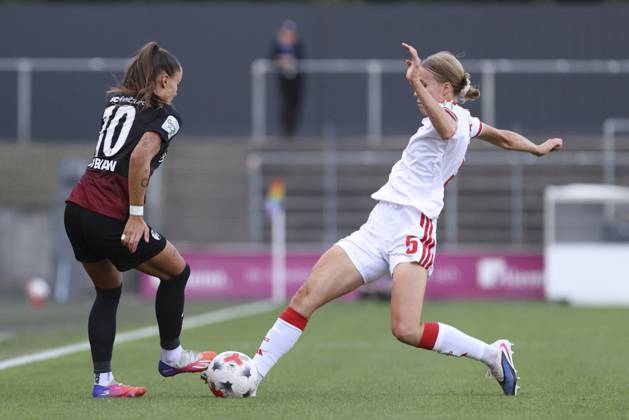 Selina Vobian (SC Freiburg) und Celina Degen (1. FC Koeln) im Zweikampf waehrend des Spiels der Frauen Bundesliga zwischen 1.FC Koeln und SC Freiburg, Franz-Kremer-Stadion am 03. October 2026 in Koeln, Deutschland. (Foto von Oliver Kaelke DeFodi Images) +++ Selina Vobian (SC Freiburg) und Celina Degen (1. FC Koeln) battle for the ball during the Bundesliga match between 1.FC Koeln and SC Freiburg at Franz-Kremer-Stadion on October 3, 2026 in Cologne, Germany. (Photo by Oliver Kaelke DeFodi Images) DFB DFL REGULATIONS PROHIBIT ANY USE OF PHOTOGRAPHS AS IMAGE SEQUENCES AND OR QUASI-VIDEO. (Photo by Oliver Kaelke DeFodi Images) -