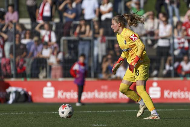 Torfrau Anna Reimann (SC Freiburg) in Aktion, am Ball, Einzelaktion waehrend des Spiels der Frauen Bundesliga zwischen 1.FC Koeln und SC Freiburg, Franz-Kremer-Stadion am 03. October 2026 in Koeln, Deutschland. (Foto von Oliver Kaelke DeFodi Images) +++ Torfrau Anna Reimann (SC Freiburg) controls the ball during the Bundesliga match between 1.FC Koeln and SC Freiburg at Franz-Kremer-Stadion on October 3, 2026 in Cologne, Germany. (Photo by Oliver Kaelke DeFodi Images) DFB DFL REGULATIONS PROHIBIT ANY USE OF PHOTOGRAPHS AS IMAGE SEQUENCES AND OR QUASI-VIDEO. (Photo by Oliver Kaelke DeFodi Images) -