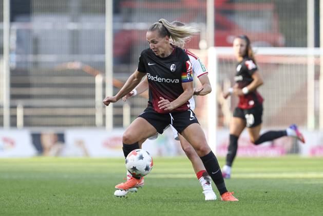 Lisa Karl (SC Freiburg) und Beke Sterner (1. FC Koeln) im Zweikampf waehrend des Spiels der Frauen Bundesliga zwischen 1.FC Koeln und SC Freiburg, Franz-Kremer-Stadion am 03. October 2026 in Koeln, Deutschland. (Foto von Oliver Kaelke DeFodi Images) +++ Lisa Karl (SC Freiburg) und Beke Sterner (1. FC Koeln) battle for the ball during the Bundesliga match between 1.FC Koeln and SC Freiburg at Franz-Kremer-Stadion on October 3, 2026 in Cologne, Germany. (Photo by Oliver Kaelke DeFodi Images) DFB DFL REGULATIONS PROHIBIT ANY USE OF PHOTOGRAPHS AS IMAGE SEQUENCES AND OR QUASI-VIDEO. (Photo by Oliver Kaelke DeFodi Images) -