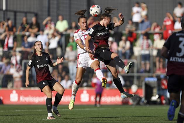 Dora Zeller (1. FC Koeln) und Lisa Kolb (SC Freiburg) im Zweikampf waehrend des Spiels der Frauen Bundesliga zwischen 1.FC Koeln und SC Freiburg, Franz-Kremer-Stadion am 03. October 2026 in Koeln, Deutschland. (Foto von Oliver Kaelke DeFodi Images) +++ Dora Zeller (1. FC Koeln) und Lisa Kolb (SC Freiburg) battle for the ball during the Bundesliga match between 1.FC Koeln and SC Freiburg at Franz-Kremer-Stadion on October 3, 2026 in Cologne, Germany. (Photo by Oliver Kaelke DeFodi Images) DFB DFL REGULATIONS PROHIBIT ANY USE OF PHOTOGRAPHS AS IMAGE SEQUENCES AND OR QUASI-VIDEO. (Photo by Oliver Kaelke DeFodi Images) -