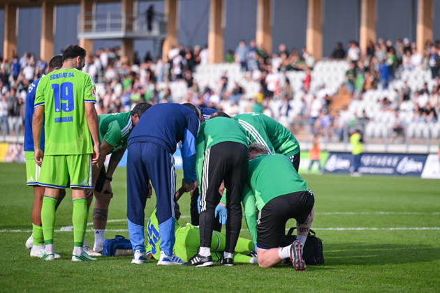 03.10.2026, Fussball, Saison 2026 2027, Testspiel, SC Austria Lustenau - FC Schalke 04, Paul Ndiaye (FC Schalke 04 ) liegt verletzt am Boden und wird behandelt, Trainer Miron Muslic (FC Schalke 04) hält seine Hand, xRHR-FOTO YYx Copyright: KROEGER RHR-FOTOx RHR-FOTO YY