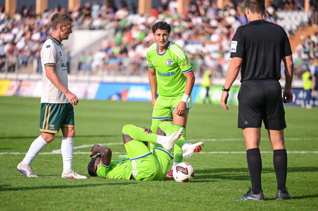 03.10.2026, Fussball, Saison 2026 2027, Testspiel, SC Austria Lustenau - FC Schalke 04, Paul Ndiaye (FC Schalke 04 ) liegt verletzt am Boden und hält sich das Bein, xRHR-FOTO YYx Copyright: KROEGER RHR-FOTOx RHR-FOTO YY