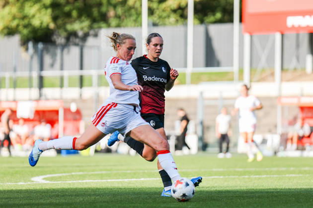 Google Pixel Frauen-Bundesliga: 1. FC Köln - SC Freiburg; 03.10.2026. Pauline Bremer (1. FC Köln, 9) im Zweikampf mit Alina Axtmann (SC Freiburg, 3) Google Pixel Frauen-Bundesliga: 1. FC Köln - SC Freiburg; Köln, Franz-Kremer-Stadion; 03.10.2026. DFB REGULATIONS PROHIBIT ANY USE OF PHOTOGRAPHS AS IMAGE SEQUENCES AND OR QUASI-VIDEO. Copyright: xBEAUTIFULxSPORTS Freisenx