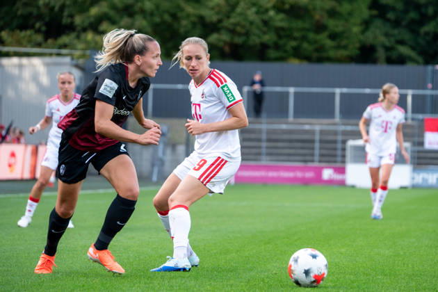 Deutschland: Google Pixel Frauen-Bundesliga 2026 2027, 6.Spieltag, 1.FC Köln vs SC Freiburg, Samstag, 03.10.2026, Franz-Kremer-Stadion (Köln-Westfalen): Lisa Karl (SC Freiburg, 2) Zweikampf, Spielszene, Duell, duel, tackle, tackling, Dynamik, Action, Aktion gegen Pauline Bremer (1.FC Köln, 9) Köln Franz-Kremer-Stadion, Köln Deutschland Copyright: xOrhanxHabashx