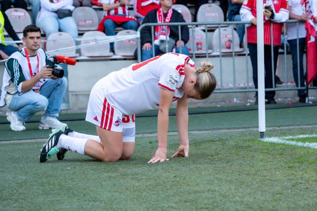 Deutschland: Google Pixel Frauen-Bundesliga 2026 2027, 6.Spieltag, 1.FC Köln vs SC Freiburg, Samstag, 03.10.2026, Franz-Kremer-Stadion (Köln-Westfalen): Sophie Nachtigall (1.FC Köln,30) Verletzt, Verletzung, am Boden, auf dem Spielfeld Köln Franz-Kremer-Stadion, Köln Deutschland Copyright: xOrhanxHabashx