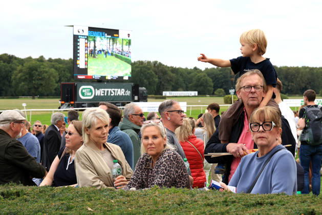 03.10.2026, ISO GER DEU Pferdesport, Tag der Deutschen Einheit, 2026, Hoppegarten Sieger Thore Hammer-Hansen auf Snow Player nordphoto GmbH Engler Berlin Hoppegarten Berlin Deutschland Copyright: xNordphotox xEnglerx
