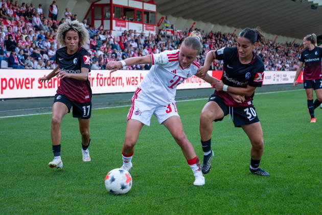Deutschland: Google Pixel Frauen-Bundesliga 2026 2027, 6.Spieltag, 1.FC Köln vs SC Freiburg, Samstag, 03.10.2026, Franz-Kremer-Stadion (Köln-Westfalen): Beke Sterner (1.FC Köln, 37) Zweikampf, Spielszene, Duell, duel, tackle, tackling, Dynamik, Action, Aktion gegen Ilayda Acikgöz (SC Freiburg, 30) Amira Arfaoui (SC Freiburg,17) Köln Franz-Kremer-Stadion, Köln Deutschland Copyright: xOrhanxHabashx