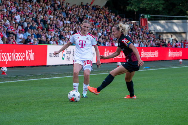 Deutschland: Google Pixel Frauen-Bundesliga 2026 2027, 6.Spieltag, 1.FC Köln vs SC Freiburg, Samstag, 03.10.2026, Franz-Kremer-Stadion (Köln-Westfalen): Sophie Nachtigall (1.FC Köln,30) Zweikampf, Spielszene, Duell, duel, tackle, tackling, Dynamik, Action, Aktion gegen Lisa Karl (SC Freiburg, 2) Köln Franz-Kremer-Stadion, Köln Deutschland Copyright: xOrhanxHabashx