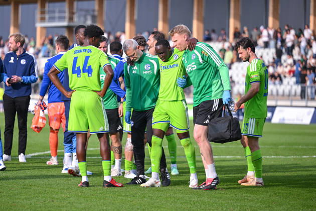 03.10.2026, Fussball, Saison 2026 2027, Testspiel, SC Austria Lustenau - FC Schalke 04, Paul Ndiaye (FC Schalke 04 ) wird verletzt vom Platz gebracht, xRHR-FOTO YYx Copyright: KROEGER RHR-FOTOx RHR-FOTO YY