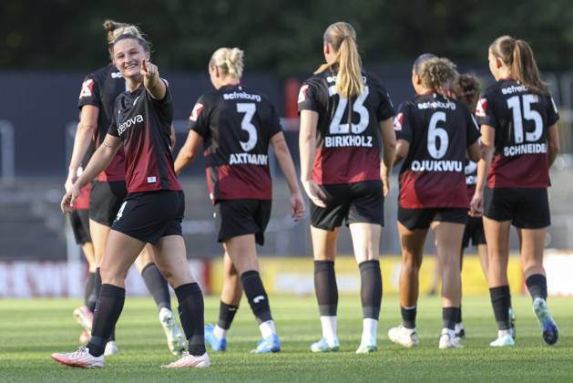 Carina Brunold (SC Freiburg) Torjubel,jubelt mit ihrer Mannschaft nach dem Treffer zum 0:1 waehrend des Spiels der Frauen Bundesliga zwischen 1.FC Koeln und SC Freiburg, Franz-Kremer-Stadion am 03. October 2026 in Koeln, Deutschland. (Foto von Oliver Kaelke DeFodi Images) +++ Carina Brunold (SC Freiburg) celebrates after scoring her team s first goal with teammates during the Bundesliga match between 1.FC Koeln and SC Freiburg at Franz-Kremer-Stadion on October 3, 2026 in Cologne, Germany. (Photo by Oliver Kaelke DeFodi Images) DFB DFL REGULATIONS PROHIBIT ANY USE OF PHOTOGRAPHS AS IMAGE SEQUENCES AND OR QUASI-VIDEO. (Photo by Oliver Kaelke DeFodi Images) -