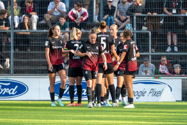 Deutschland: Google Pixel Frauen-Bundesliga 2026 2027, 6.Spieltag, 1.FC Köln vs SC Freiburg, Samstag, 03.10.2026, Franz-Kremer-Stadion (Köln-Westfalen): Tor und Torjubel zum 1:0 durch Carina Brunold (SC Freiburg, 14). Freude, Emotionen, Jubel mit Julia Stierli (SC Freiburg, 5) und Nicole Ojukwu (SC Freiburg, 6) Köln Franz-Kremer-Stadion, Köln Deutschland Copyright: xOrhanxHabashx