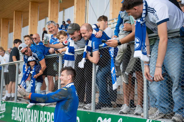 03.10.2026, Fussball, Saison 2026 2027, Testspiel, SC Austria Lustenau - FC Schalke 04, Torwart Kevin Müller (FC Schalke 04) geht nach zu den Fans und verschenkt seine Handschuhe, xRHR-FOTO YYx Copyright: KROEGER RHR-FOTOx RHR-FOTO YY