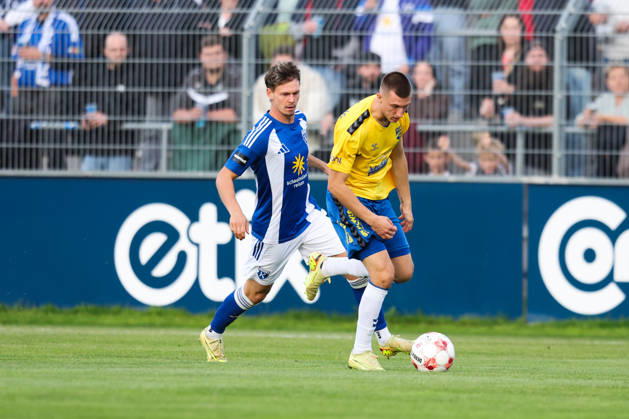 03.10.2026, Fussball, Herren, Regionalliga Nord, 12. Spieltag, BSV Kickers Emden - SV Todesfelde Nick Stepantsev (weiß 39 BSV Kickers Emden) im Zweikampf mit Moritz Bennet Grosche (18 SV Todesfelde)