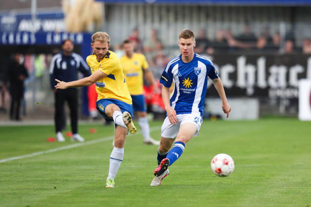 03.10.2026, Fussball, Herren, Regionalliga Nord, 12. Spieltag, BSV Kickers Emden - SV Todesfelde Jannes Warnken (weiß 23 BSV Kickers Emden) im Zweikampf mit Tyler Körting (25 SV Todesfelde)