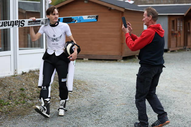 03.10.2026, Skispringen, Männer, FIS Continental Cup, Sommer Saison 2026, Einzelwettbewerb Domen Prevc (SLO, links) lässt sich von Klaus Ostwald (ehemaliger Skispringer) fotografieren Klingenthal Vogtland Arena Sachsen Deutschland
