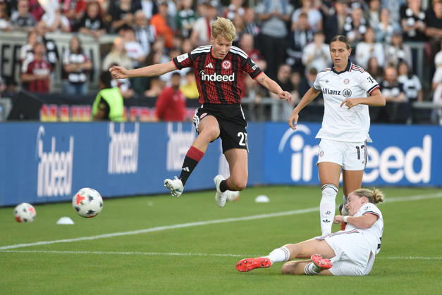 03.10.2026, xhbx, Fussball Google Pixel Frauen-Bundesliga, Eintracht Frankfurt - FC Bayern München v.l. Paulina Krumbiegel (Eintracht Frankfurt Damen), Klara Bühl (FC Bayern München Frauen), Alarm Sehitler (FC Bayern München Frauen) Frankfurt am Main