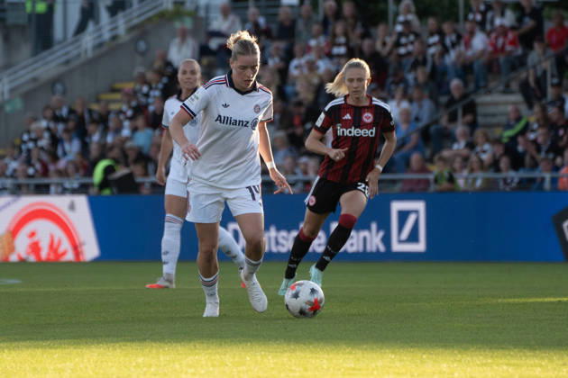 03.10.2026, xhfmx, Fussball Google Pixel Frauen-Bundesliga, Eintracht Frankfurt - FC Bayern München v.l. Alara Åžehitler (FC Bayern München), Rebecka Blomqvist (Eintracht Frankfurt) im Zweikampf Frankfurt am Main
