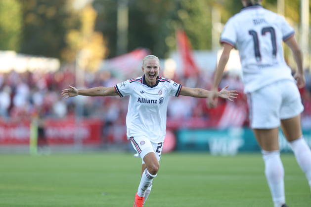 GER, Frankfurt, Eintracht Frankfurt vs FC Bayern München, Google Pixel Frauen Bundesliga, Fussball, DFB, Spielzeit 2026 2027, Stadion am Brentanobad, 6. Spieltag im Bild: Klara Bühl (FC Bayern München Frauen 17), Tor, Jubel und Freude, Emotionen mit Pernille Harder (FC Bayern München Frauen 21) DFB DFL REGULATIONS PROHIBIT ANY USE OF PHOTOGRAPHS AS IMAGE SEQUENCES AND OR QUASI-VIDEO, 03.10.2026 Copyright: HMBxMedia HendrikxHamelau