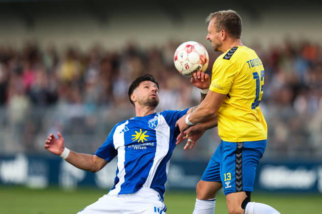 03.10.2026, Fussball, Herren, Regionalliga Nord, 12. Spieltag, BSV Kickers Emden - SV Todesfelde Semin Kojic (weiß 10 BSV Kickers Emden) im Zweikampf mit Christian Rave (13 SV Todesfelde)