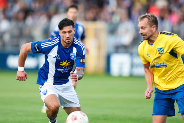 03.10.2026, Fussball, Herren, Regionalliga Nord, 12. Spieltag, BSV Kickers Emden - SV Todesfelde Semin Kojic (weiß 10 BSV Kickers Emden) im Zweikampf mit Christian Rave (13 SV Todesfelde)