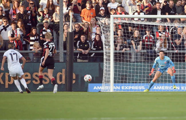 03.10.2026, xhbx, Fussball Google Pixel Frauen-Bundesliga, Eintracht Frankfurt - FC Bayern München v.l. Goal scored, Tor zum 0:1 Klara Bühl (FC Bayern München Frauen), Paulina Krumbiegel (Eintracht Frankfurt Damen), Lina Altenburg (Eintracht Frankfurt Damen) Frankfurt am Main