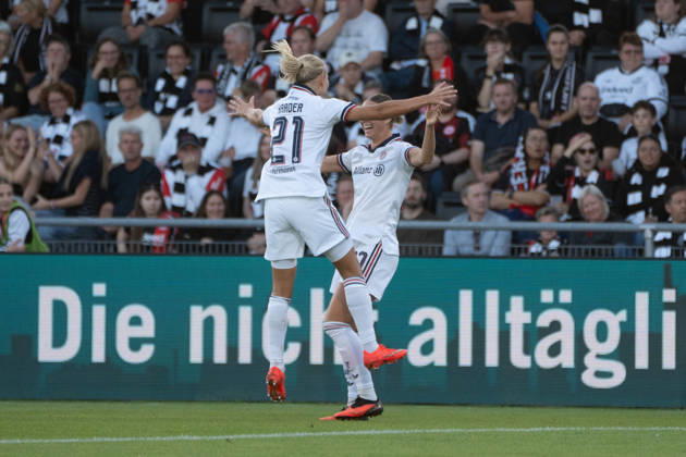 03.10.2026, xhfmx, Fussball Google Pixel Frauen-Bundesliga, Eintracht Frankfurt - FC Bayern München v.l. Pernille Harder (FC Bayern München) und Klara Bühl (FC Bayern München) bejubeln das 0:1 gegen Frankfurt. Tor, Goal, Jubel, Celebration Frankfurt am Main