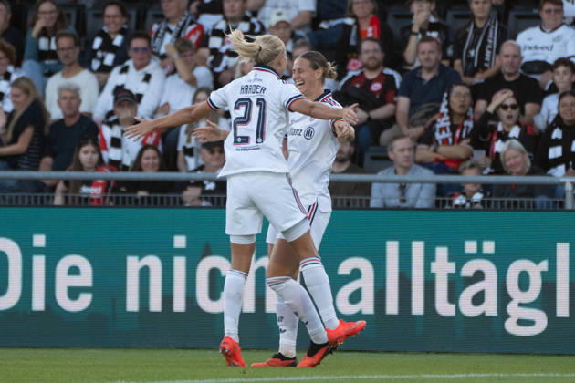 03.10.2026, xhfmx, Fussball Google Pixel Frauen-Bundesliga, Eintracht Frankfurt - FC Bayern München v.l. Pernille Harder (FC Bayern München) und Klara Bühl (FC Bayern München) bejubeln das 0:1 gegen Frankfurt. Tor, Goal, Jubel, Celebration Frankfurt am Main