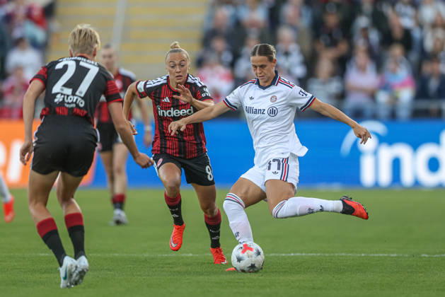 GER, Frankfurt, Eintracht Frankfurt vs FC Bayern München, Google Pixel Frauen Bundesliga, Fussball, DFB, Spielzeit 2026 2027, Stadion am Brentanobad, 6. Spieltag im Bild v.l.: Hanna Bennison (Eintracht Frankfurt Frauen 8),, Klara Bühl (FC Bayern München Frauen 17) DFB DFL REGULATIONS PROHIBIT ANY USE OF PHOTOGRAPHS AS IMAGE SEQUENCES AND OR QUASI-VIDEO, 03.10.2026 Copyright: HMBxMedia HendrikxHamelau