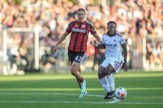 GER, Frankfurt, Eintracht Frankfurt vs FC Bayern München, Google Pixel Frauen Bundesliga, Fussball, DFB, Spielzeit 2026 2027, Stadion am Brentanobad, 6. Spieltag im Bild v.l.: Larissa Mühlhaus (Eintracht Frankfurt Frauen 47), Bernadette Amani (FC Bayern München Frauen 15) DFB DFL REGULATIONS PROHIBIT ANY USE OF PHOTOGRAPHS AS IMAGE SEQUENCES AND OR QUASI-VIDEO, 03.10.2026 Copyright: HMBxMedia HendrikxHamelau