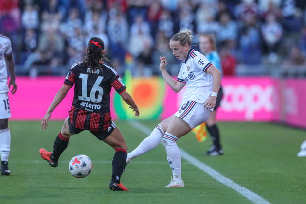GER, Frankfurt, Eintracht Frankfurt vs FC Bayern München, Google Pixel Frauen Bundesliga, Fussball, DFB, Spielzeit 2026 2027, Stadion am Brentanobad, 6. Spieltag im Bild v.l.: Hayley Raso (Eintracht Frankfurt Frauen 16), Franziska Kett (FC Bayern München Frauen 20) DFB DFL REGULATIONS PROHIBIT ANY USE OF PHOTOGRAPHS AS IMAGE SEQUENCES AND OR QUASI-VIDEO, 03.10.2026 Copyright: HMBxMedia HendrikxHamelau