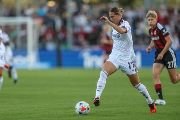 GER, Frankfurt, Eintracht Frankfurt vs FC Bayern München, Google Pixel Frauen Bundesliga, Fussball, DFB, Spielzeit 2026 2027, Stadion am Brentanobad, 6. Spieltag im Bild v.l.: Klara Bühl (FC Bayern München Frauen 17), Paulina Krumbiegel (Eintracht Frankfurt Frauen 27) DFB DFL REGULATIONS PROHIBIT ANY USE OF PHOTOGRAPHS AS IMAGE SEQUENCES AND OR QUASI-VIDEO, 03.10.2026 Copyright: HMBxMedia HendrikxHamelau