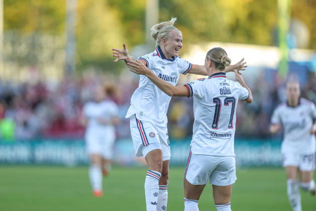 GER, Frankfurt, Eintracht Frankfurt vs FC Bayern München, Google Pixel Frauen Bundesliga, Fussball, DFB, Spielzeit 2026 2027, Stadion am Brentanobad, 6. Spieltag im Bild: Klara Bühl (FC Bayern München Frauen 17), Tor, Jubel und Freude, Emotionen mit Pernille Harder (FC Bayern München Frauen 21) DFB DFL REGULATIONS PROHIBIT ANY USE OF PHOTOGRAPHS AS IMAGE SEQUENCES AND OR QUASI-VIDEO, 03.10.2026 Copyright: HMBxMedia HendrikxHamelau