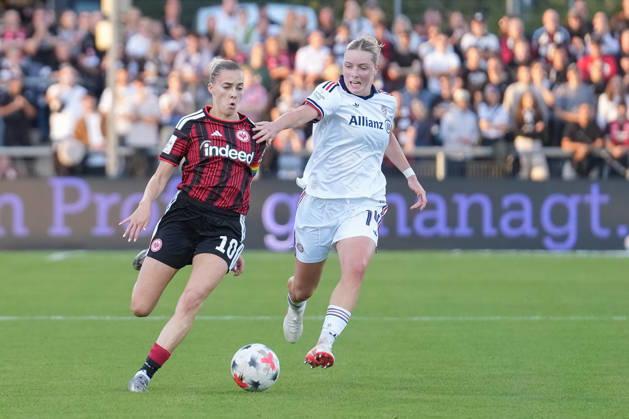 Deutschland: Fußball Google Pixel Frauen-Bundesliga 2026 2027, 6. Spieltag - SV Eintracht Frankfurt vs FC Bayern München - Am Brentanobad (Frankfurt): Laura Freigang (SGE, 10) im Zweikampf mit Alara Sehitler (FCB, 14) Copyright: xTobiasxWentzellx