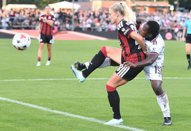 03.10.2026, xhbx, Fussball Google Pixel Frauen-Bundesliga, Eintracht Frankfurt - FC Bayern München v.l. Rebecka Blomqvist (Eintracht Frankfurt Damen), Bernadette Amani (FC Bayern München Frauen) Frankfurt am Main