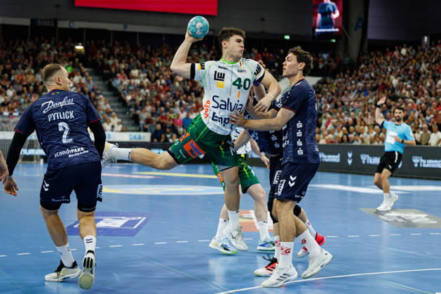 Opel HBL: SG Flensburg-Handewitt vs FRISCH AUF! Göppingen; 03.10.26 Elias Newel (Nr.40, Frisch auf Göppingen) gegen Niclas Kirkelokke (Nr.05, SG Flensburg-Handewitt) Opel HBL: SG Flensburg-Handewitt vs FRISCH AUF! Göppingen, GGW Arena am 03.10.26 Copyright: xBEAUTIFULxSPORTS MarioxM.xKobergx