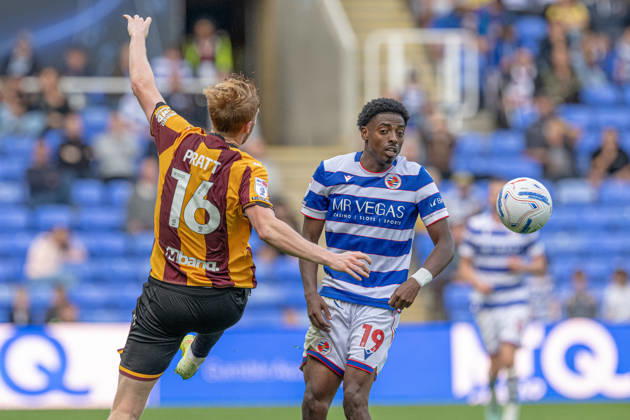 Reading v Bradford City, EFL Sky Bet League 1 Kyreece Lisbie of Reading FC and George Pratt of Bradford City during the EFL Sky Bet League 1 match between Reading and Bradford City at the Select Car Leasing Stadium, Reading, UK on 3 October 2026. Reading Select Car Leasing Stadium Berkshire UK Editorial use only DataCo restrictions apply See www.football-dataco.com , Copyright: xStevexBaileyx PSI-24965-0104