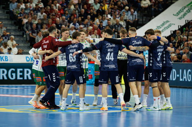 Opel HBL: SG Flensburg-Handewitt vs FRISCH AUF! Göppingen; 03.10.26 Sportlergruß Opel HBL: SG Flensburg-Handewitt vs FRISCH AUF! Göppingen, GGW Arena am 03.10.26 Copyright: xBEAUTIFULxSPORTS MarioxM.xKobergx