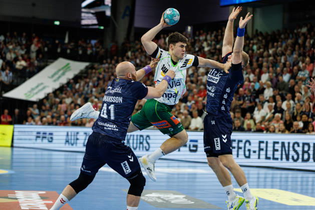 Opel HBL: SG Flensburg-Handewitt vs FRISCH AUF! Göppingen; 03.10.26 Elias Newel (Nr.40, Frisch auf Göppingen) gegen Arnar Freyr Arnarsson (Nr.41, SG Flensburg-Handewitt) und Emil Siersbaek Bergholt (Nr.14, SG Flensburg-Handewitt) Opel HBL: SG Flensburg-Handewitt vs FRISCH AUF! Göppingen, GGW Arena am 03.10.26 Copyright: xBEAUTIFULxSPORTS MarioxM.xKobergx