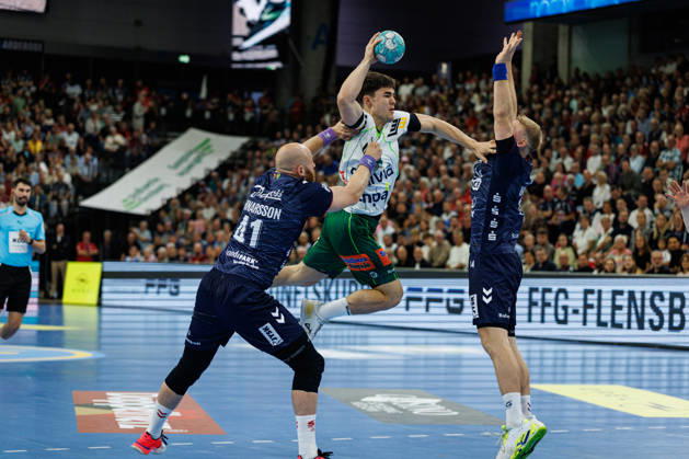 Opel HBL: SG Flensburg-Handewitt vs FRISCH AUF! Göppingen; 03.10.26 Elias Newel (Nr.40, Frisch auf Göppingen) gegen Arnar Freyr Arnarsson (Nr.41, SG Flensburg-Handewitt) und Emil Siersbaek Bergholt (Nr.14, SG Flensburg-Handewitt) Opel HBL: SG Flensburg-Handewitt vs FRISCH AUF! Göppingen, GGW Arena am 03.10.26 Copyright: xBEAUTIFULxSPORTS MarioxM.xKobergx